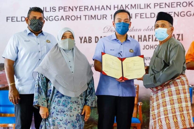 Majlis Penyerahan Geran Hakmilik Peneroka Felda Oleh YAB Datuk Menteri Besar Johor