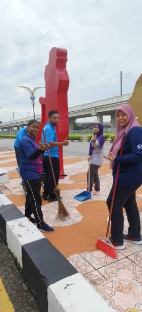Program Gotong-Royong Jalan Angkat Pejabat Tanah Segamat Sempena Program Johor Bersih 2.0