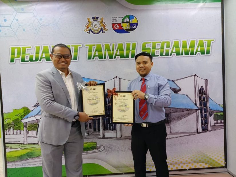 PENYERAHAN SIJIL PENGHARGAAN DAN CENDERAHATI “JASAMU DIKENANG” KEPADA ENCIK HERMAN BIN RABAN