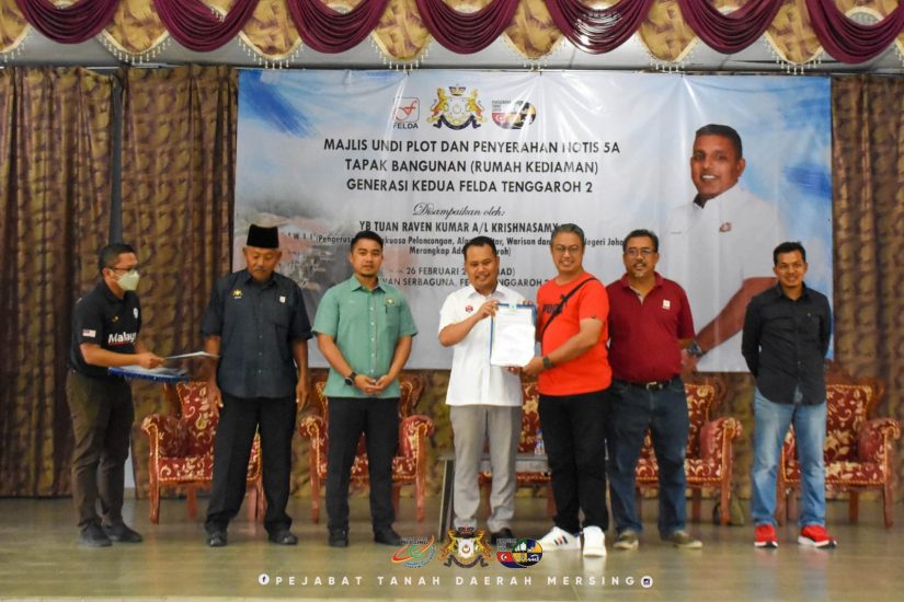 MAJLIS UNDI PLOT DAN PENYERAHAN NOTIS 5A TAPAK BANGUNAN (RUMAH KEDIAMAN) GENERASI KEDUA FELDA TENGGAROH 2
