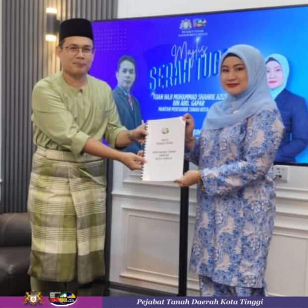 MAJLIS SERAH TUGAS PENTADBIR TANAH KOTA TINGGI BERLANGSUNG LANCAR